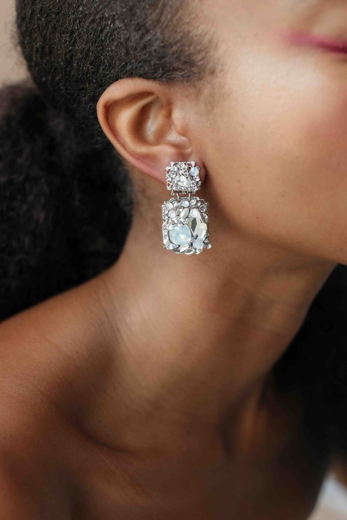 In questa immagine degli orecchini che fanno parte degli accessori sposa 2024 più belli.