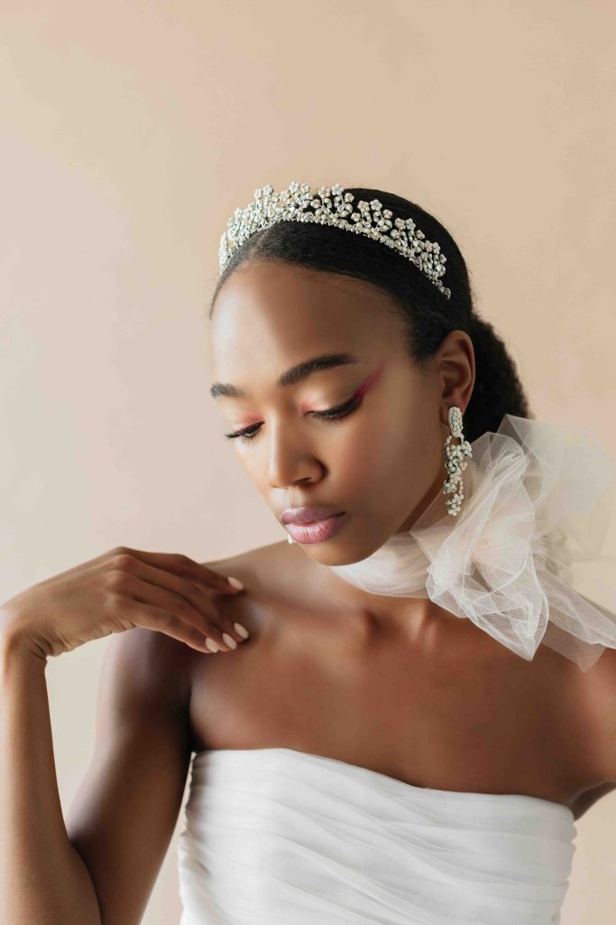 In questa immagine una sposa con una tiara preziosa di Maria Elena Headpieces.