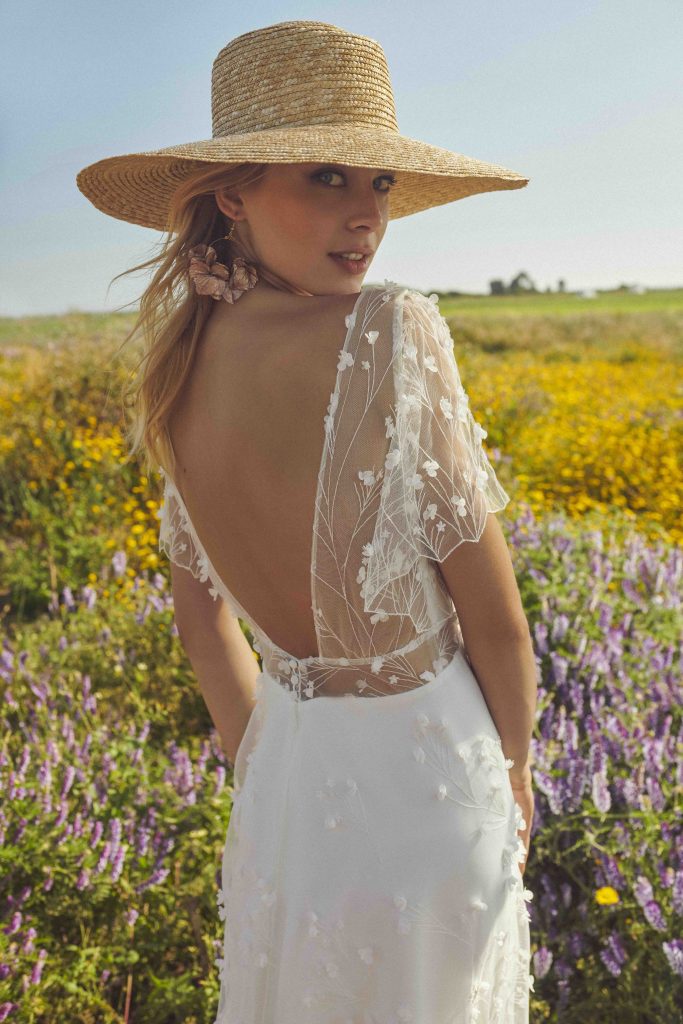 In questa immagine una sposa con un maxi cappello di paglia.