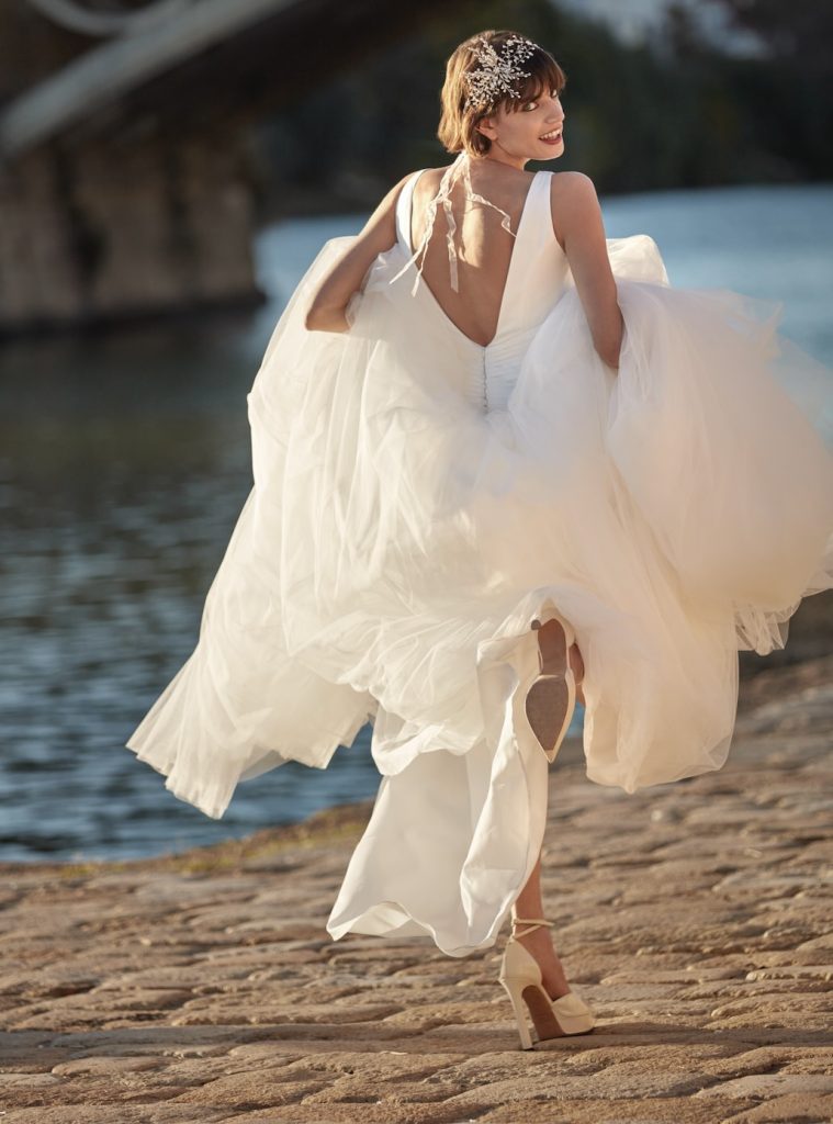 In questa immagine una sposa con un accessorio per capelli.