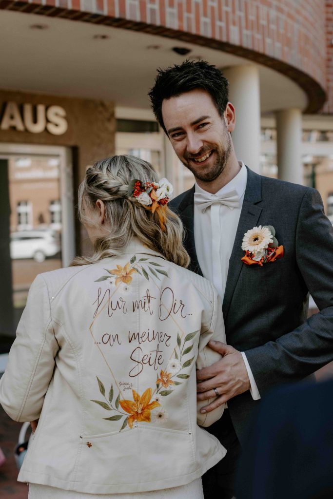 In questa immagine un giubbotto da sposa personalizzato. 