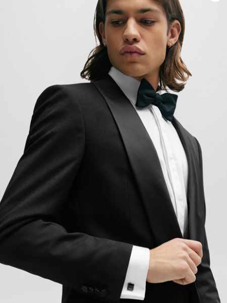 In questa foto il modello indossa un abito da sposo con gemelli quadrati Hugo Boss 2024.