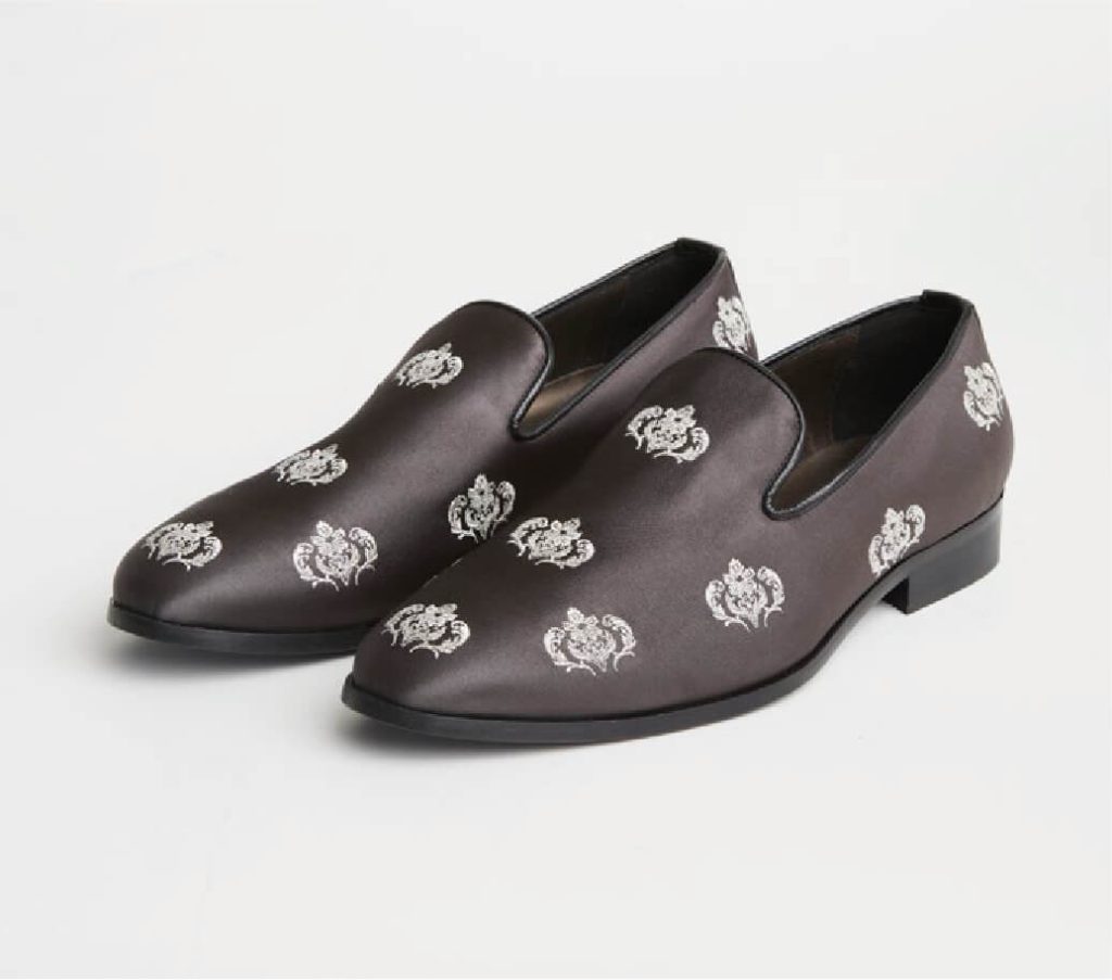 In questa foto scarpe sposo 2024 mocassini con pattern Andrea Versali.