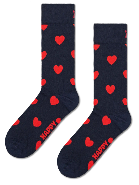 In questa foto accessori sposo 2024 le calze con cuori Happy Socks.