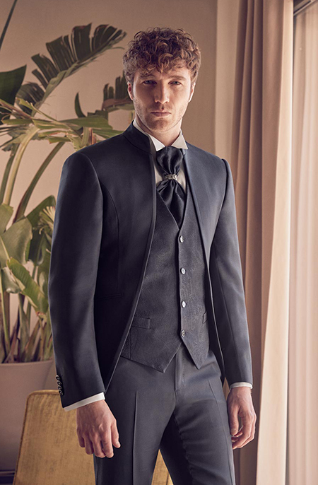 In questa foto il modello indossa un abito da sposo con plastron nero Luigi Bianchi.