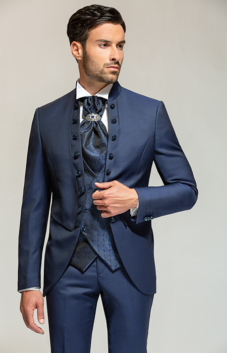 In questa foto il modello indossa come accessorio sposo 2024 un plastron blu con dettaglio gioiello.