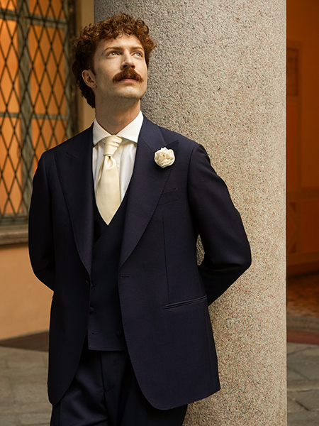 In questa foto il modello indossa un abito da sposo con fazzoletto nelm taschino color crema Sanvenero.
