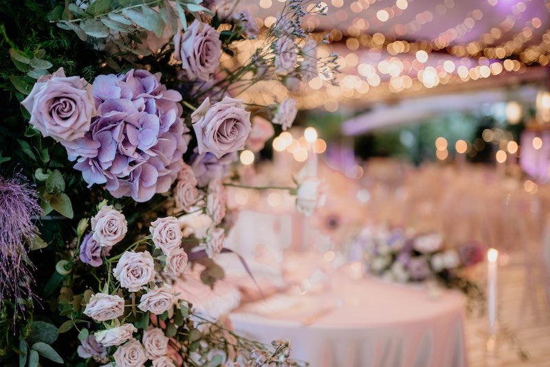 In questa foto il dettaglio dell'allestimento floreale con rose e ortensie di colore glicine