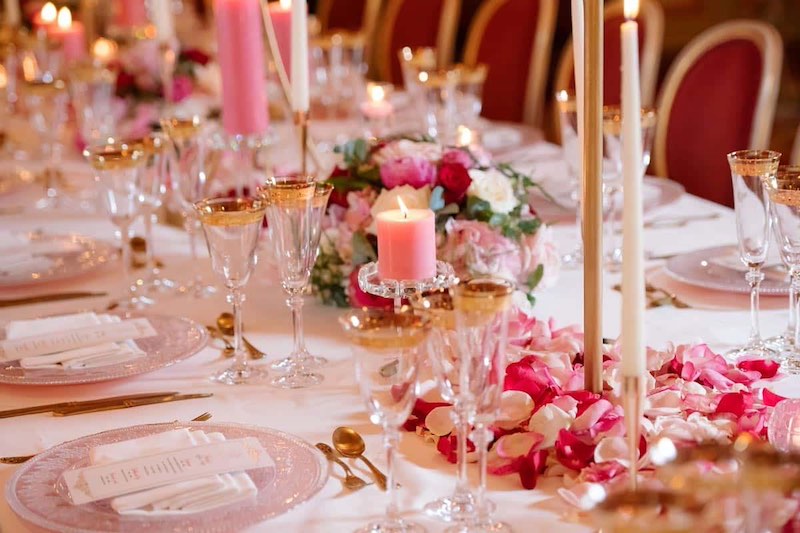 In questa foto inquadrata dall'alto il dettaglio di una mise en place progettata da Barbara Vissani nei toni del rosa, del bianco e dell'oro