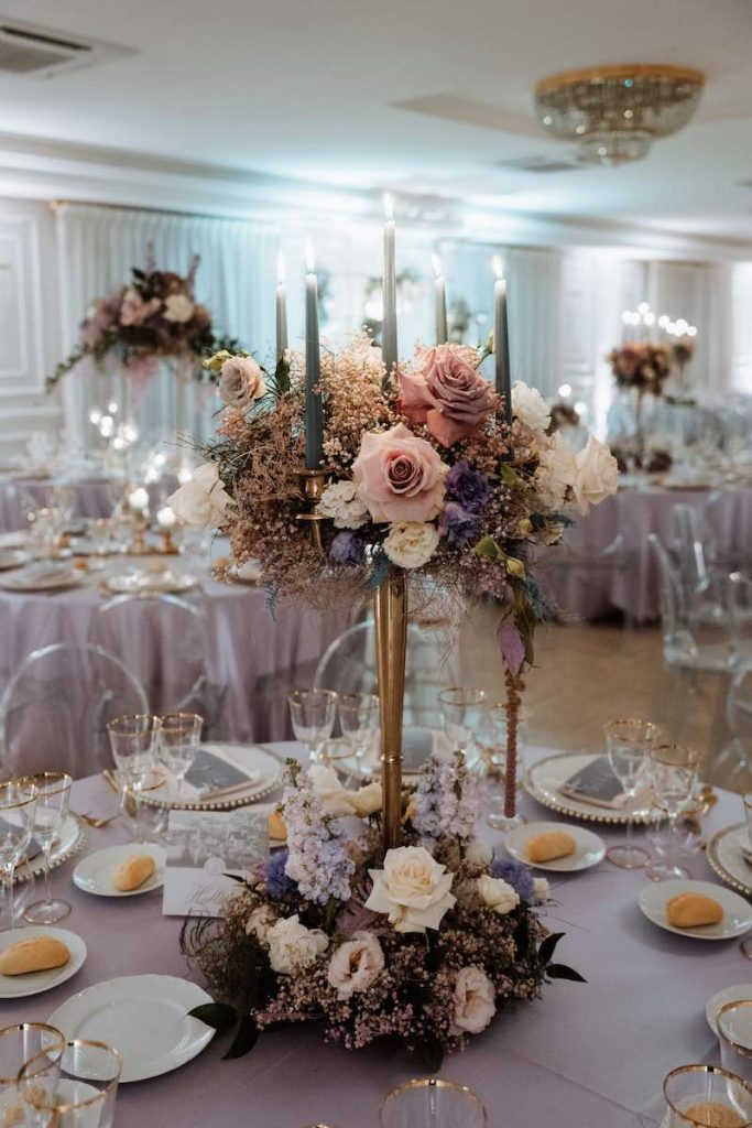 In questa foto il dettaglio di una mise en place di matrimonio nei toni del lilla, dell'oro e dell'azzurro polvere sviluppata dalla Wedding Planner Barbara Vissani