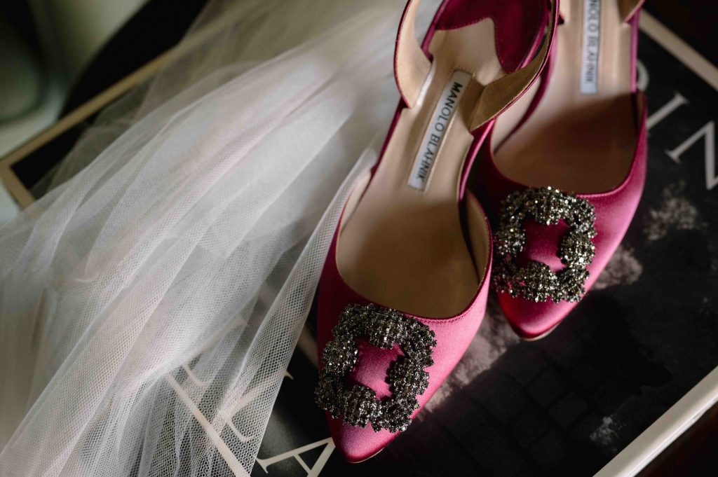 In questa immagine le scarpe della sposa nelle tonalità della bouganville. 