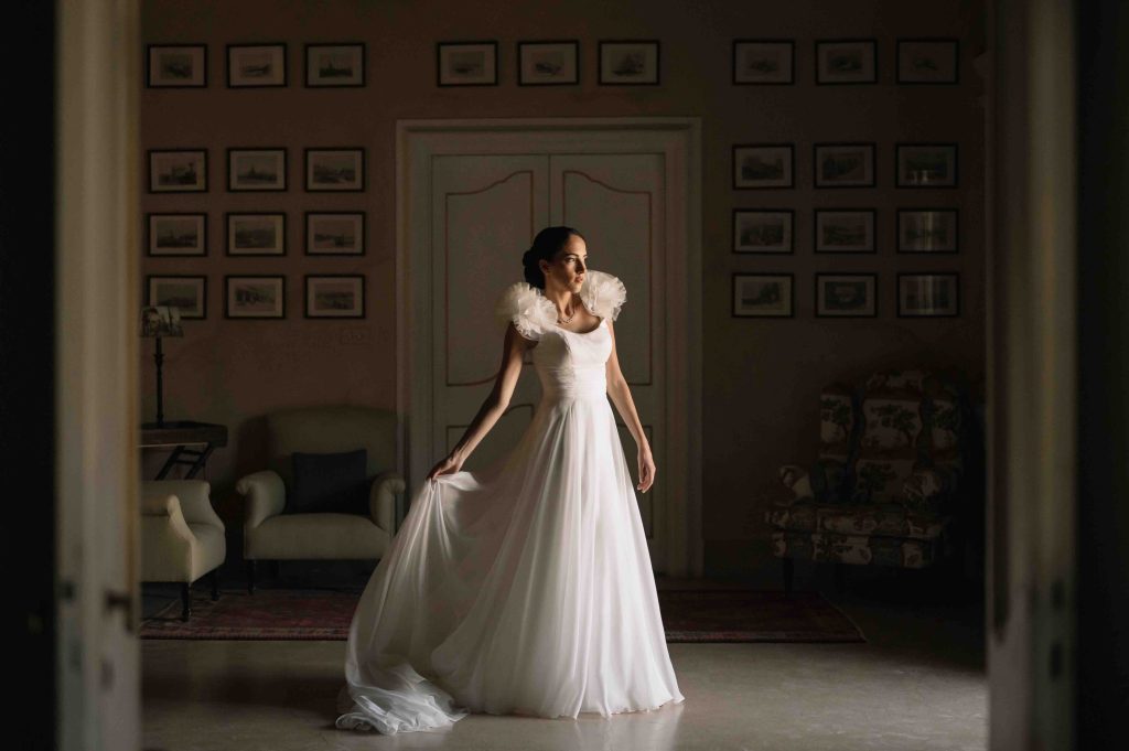 In questa immagine la sposa indossa un abito Nicole. 