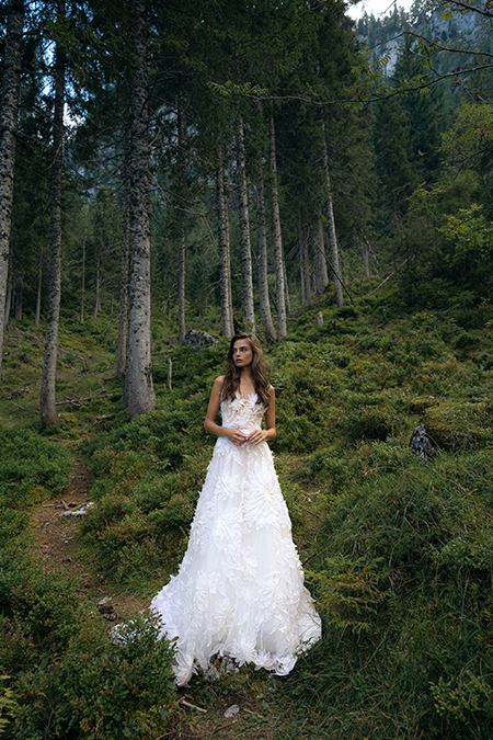 In questa foto la modella indossa un abito Daalarna Breathe Collection 2024 con fiori tridimensionali.