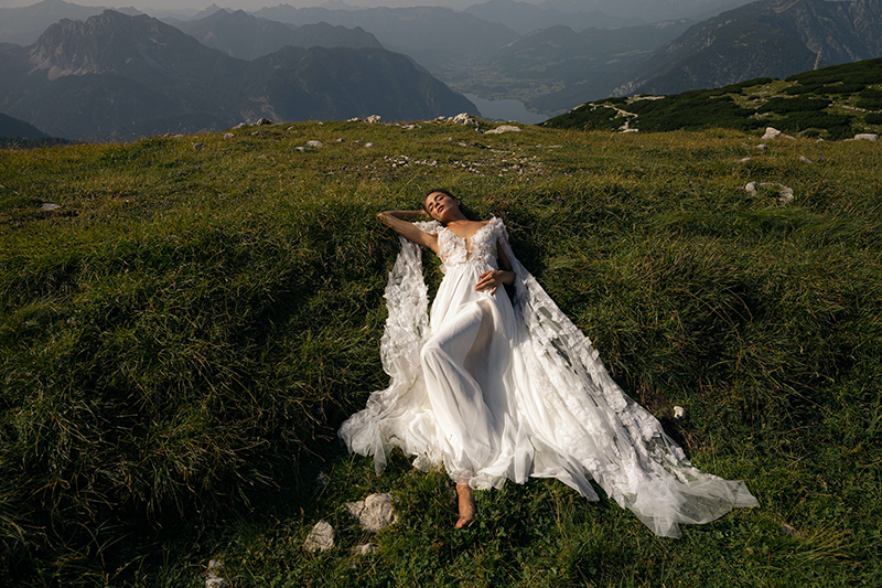 In questa foto la modella indossa un abito da sposa Daalarna Breathe Collection 2024.