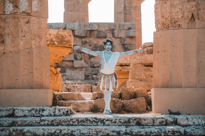 In questa foto un attore si esibisce al Tempio di Selinunte prima della cerimonia di nozze di Vicky e Chris