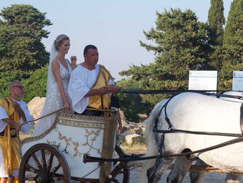 In questa foto l'ingresso della sposa a bordo di una biga trainata da cavalli bianchi
