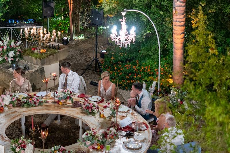 In questa foto un tavolo del matrimonio di Vicky e Chris inquadrato dall'alto