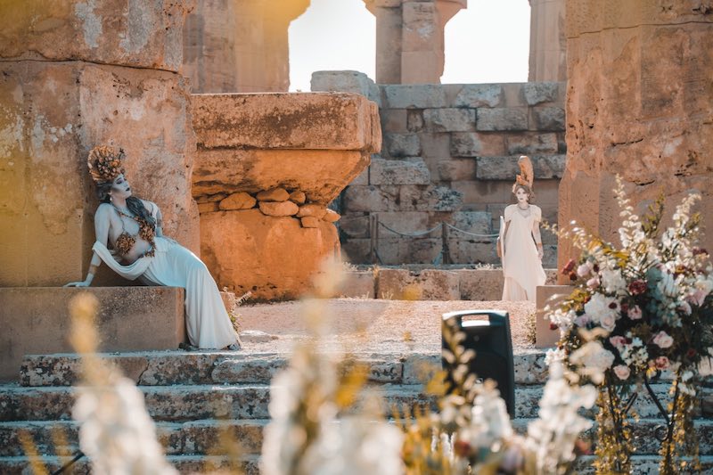 In questa foto due attrici al Tempio di Selinunte prima della cerimonia di nozze di Vicky e Chris