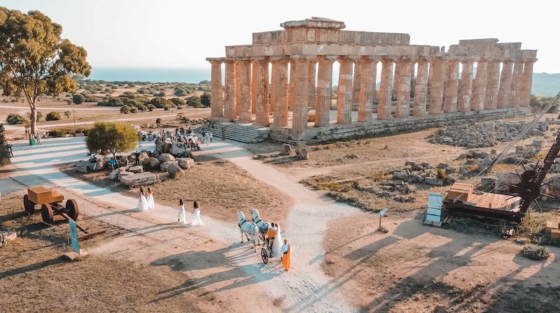 In questa foto scattata dall'alto l'ingresso della sposa a bordo di una biga al Tempio di Selinunte