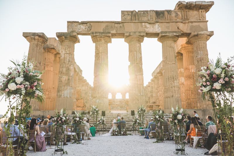 In questa foto la cerimonia di nozze di Vicky. Chris al Tempio di Selinunte 