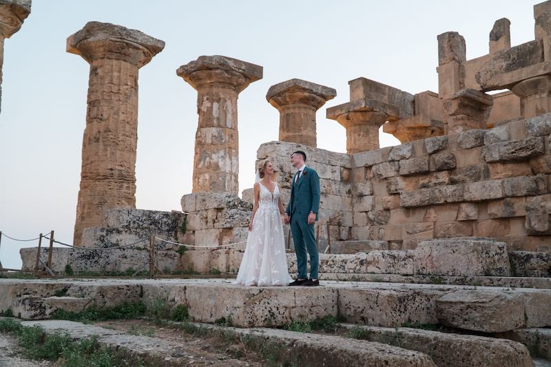 In questa foto gli sposi Vicky e Chris fotografati al Tempio di Selinunte