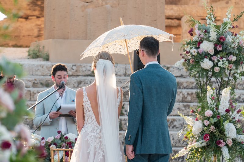 In questa gli sposi Vicky e Chris fotografati di spalle durante la cerimonia di nozze