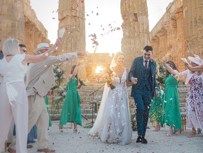 In questa foto gli sposi Vicky e Chris al termine del loro Destination Wedding al Tempio di Selinunte organizzato da Rossella Giuffrida