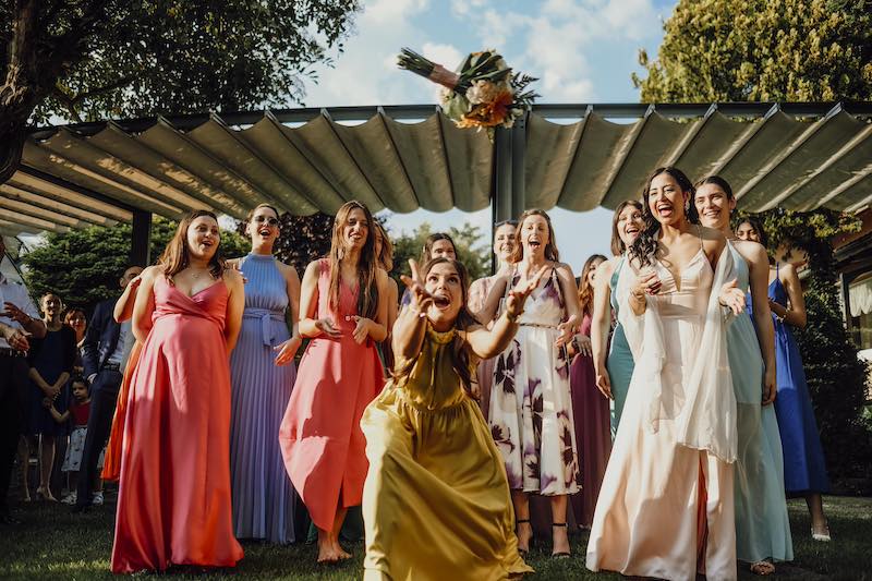 In questa foto di Fabio Betelli l'amica di una sposa mentre sta per afferrare il bouquet