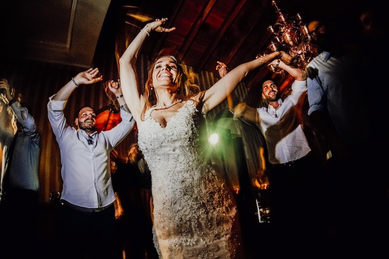 In questa foto di Fabio Betelli una sposa mentre balla e si diverte circondata dai suoi amici