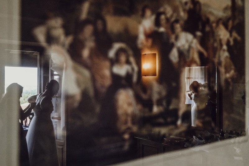 In questa foto fine art la preparazione di una sposa 