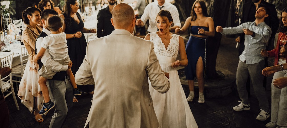 In questa del fotografo di matrimonio Fabio Betelli due sposi che ballano