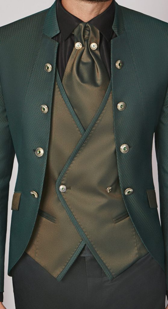 In questa foto il modello indossa un abito con giacca lla coreana Andrea Versali 2024.