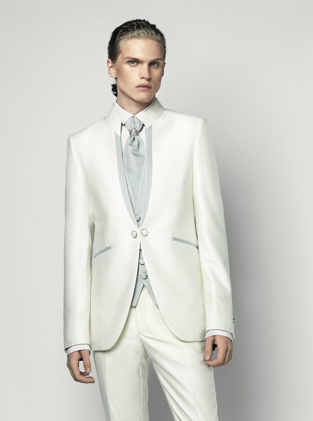 In questa foto il modello indossa un abito con giacca lla coreana bianco Carlo Pignatelli.