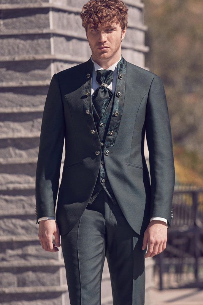 In questa foto il modello indossa un abito con giacca lla coreana 2024 verde Luigi Bianchi.