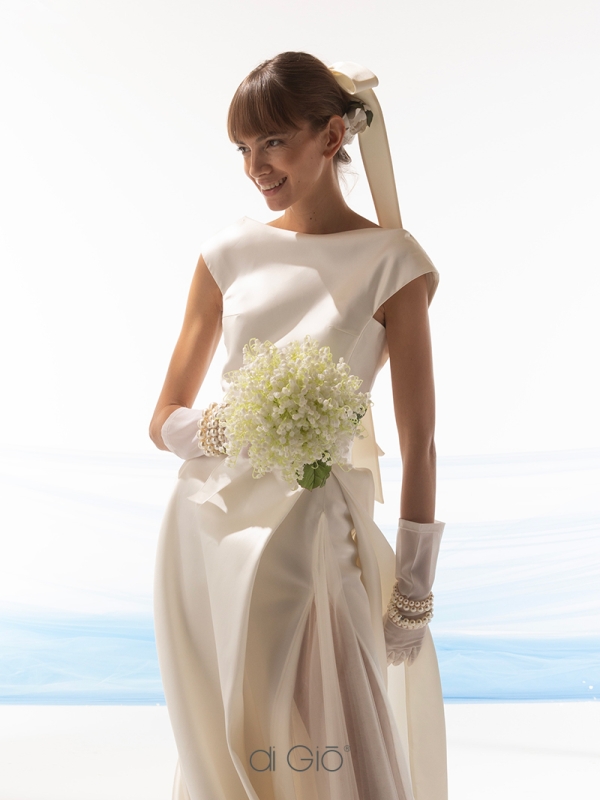In questa foto la modella indossa un abito da sposa le spose di Giò 2024.