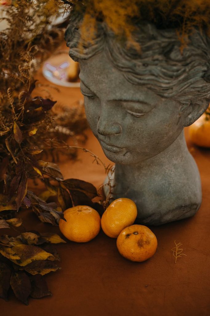 In questa foto un dettaglio della mise en place del matrimonio di Tamara ed Enzo realizzata da NoidueWedding nei toni dell'arancione