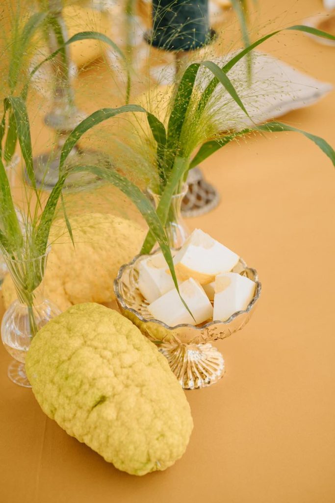 In questa foto un dettaglio di mise en place di nozze realizzata da NoidueWedding con cedri e coppe d'argento