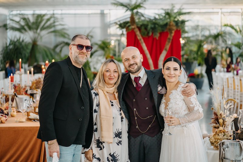 In questa foto gli sposi Enzo e Tamara con i Wedding Planner Helga e Lorenzo di NoidueWedding