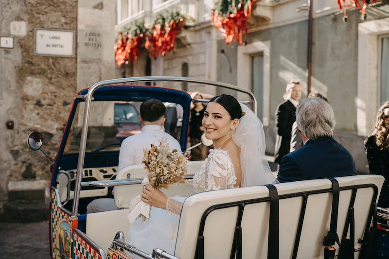 In questa foto una sposa a bordo di un'Apecar mentre si dirige alla cerimonia di nozze