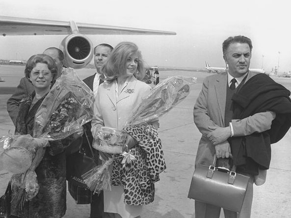 Sandra Milo con Federico Fellini e la moglie.
