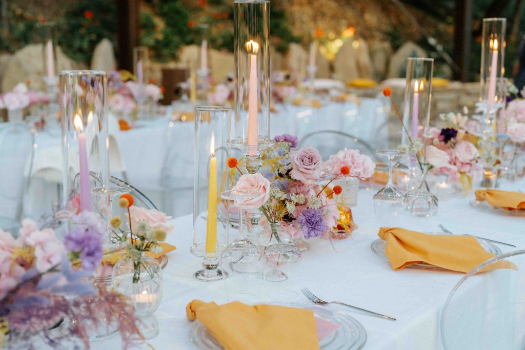 In questa immagine una mise en place matrimonio 2024 colorata: un allestimento glamour nei toni del giallo e del rosa. 