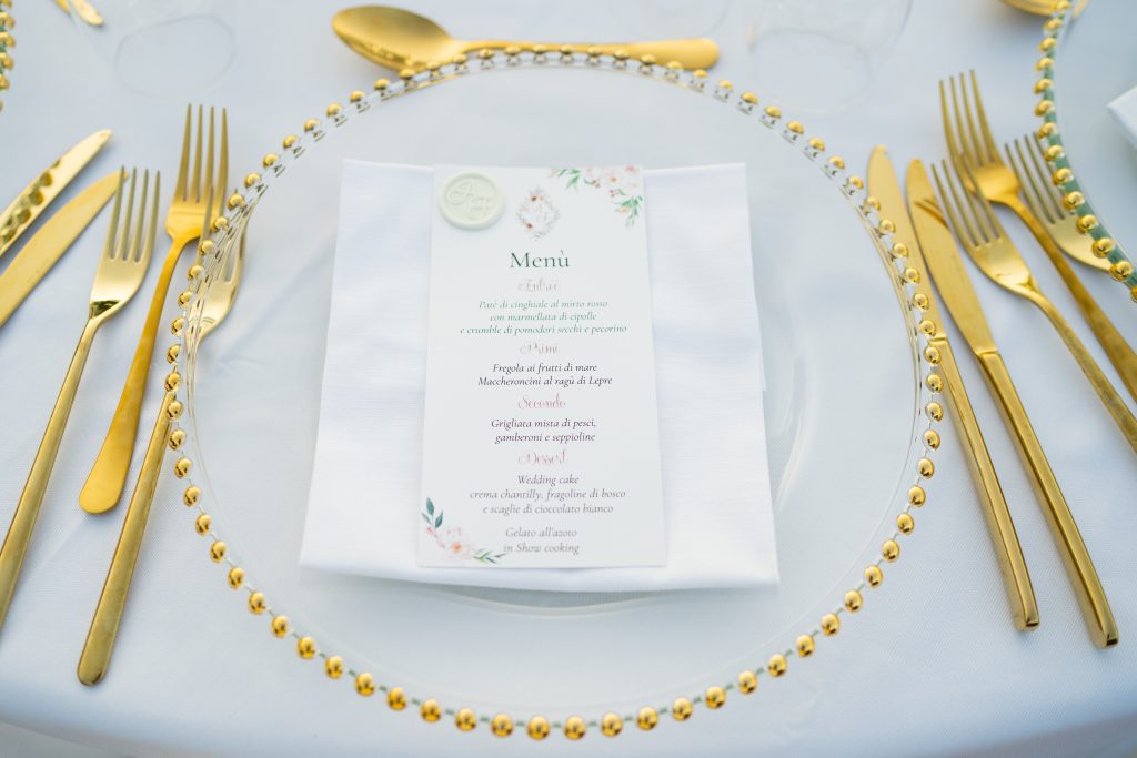 In questa immagine una mise en place matrimonio 2024 con tocchi gold. 