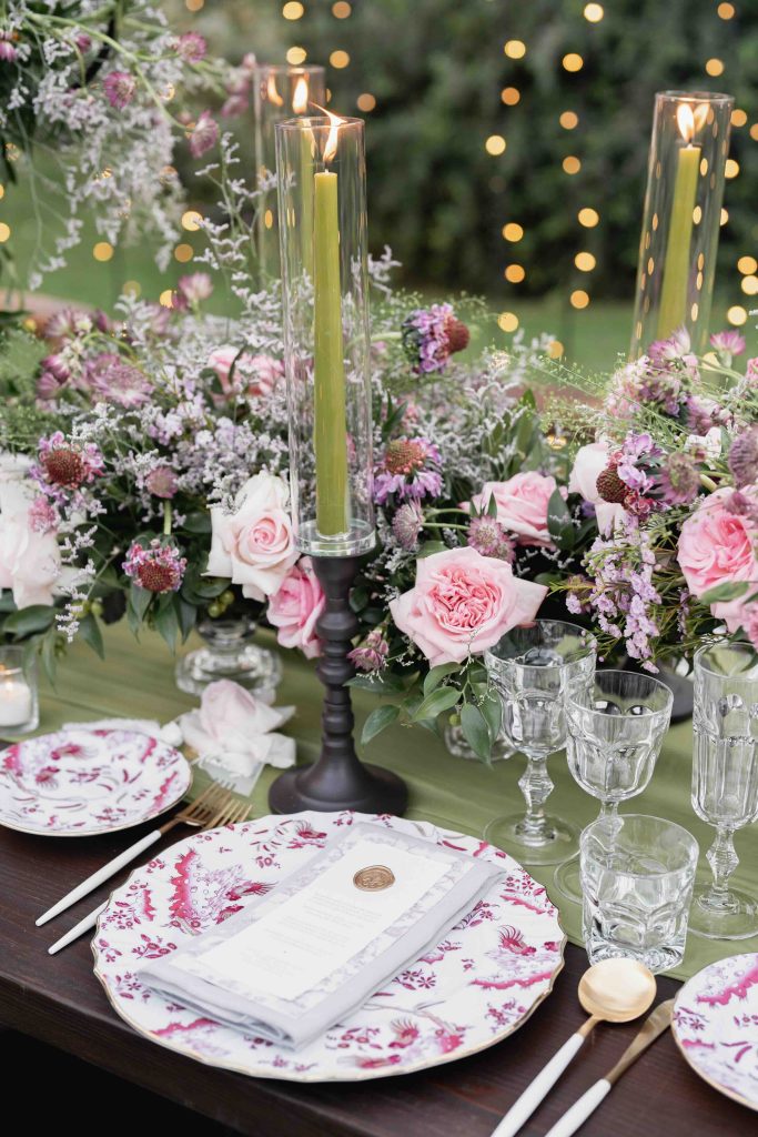 In questa immagine piatti floreali per nozze romantiche e delicate. 