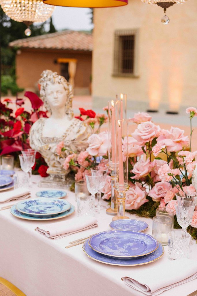 In questa immagine una mise en place matrimonio 2024 colorata nei toni del viola, dell'azzurro e del rosa. 