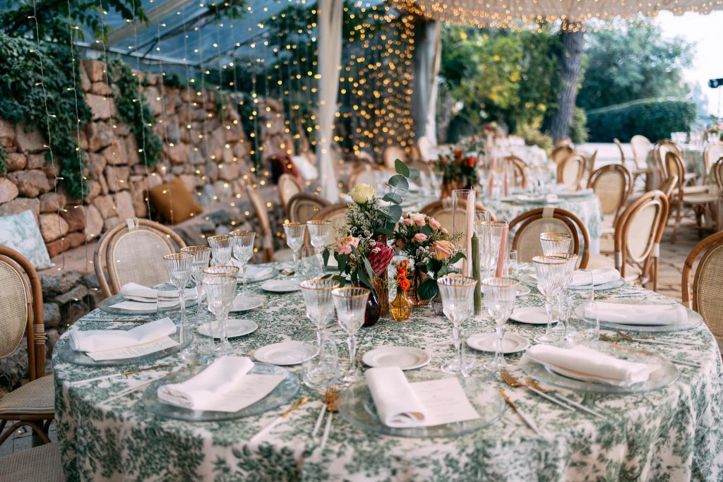 In questa immagine una mise en place matrimonio 2024 con tocchi gold. 