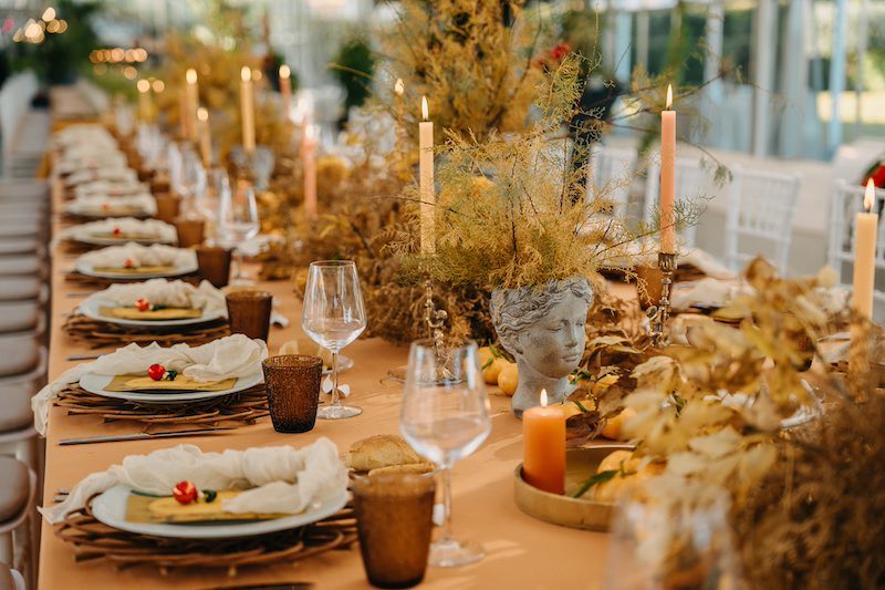 In questa immagine una mise en place matrimonio 2024 di NoidueWedding