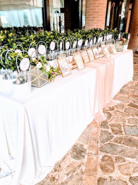 In questa foto il tableau de mariage destrutturato, cioè composto da cornici dorate nelle quali Elisabetta Alexis ha inserito le immagini dei luoghi più belli delle Marche e dell’Abruzzo