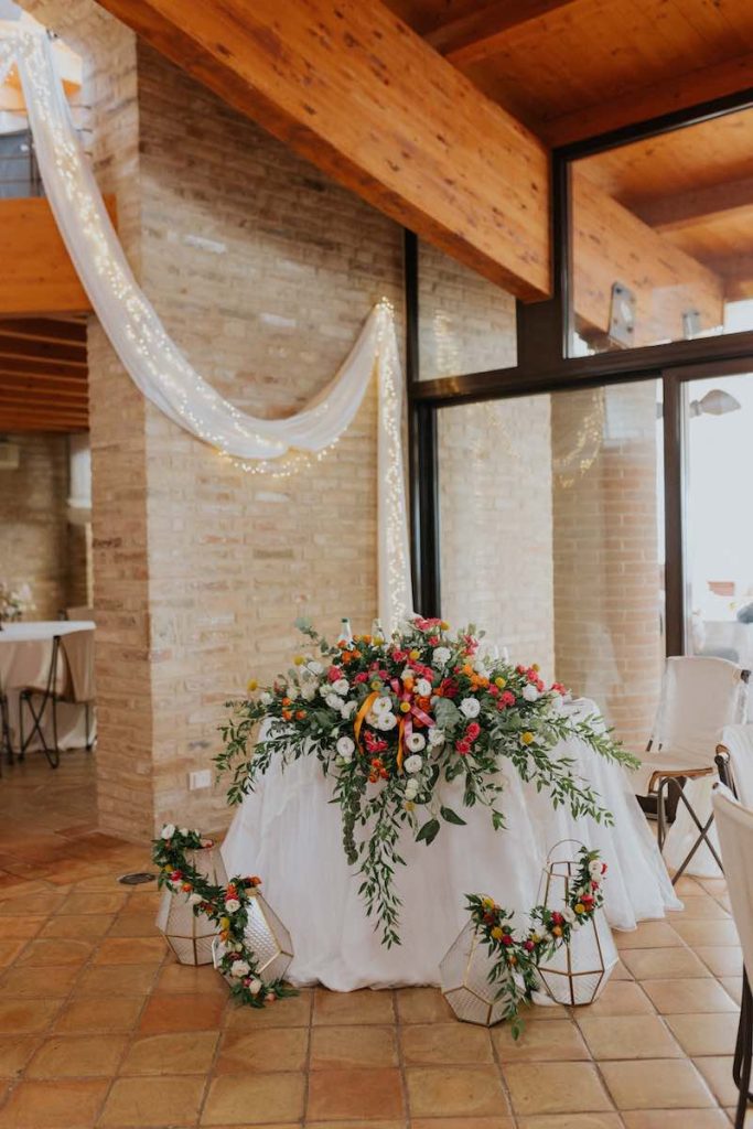 In questa foto l'allestimento del tavolo di nozze di Francesco e Simona composto da grandi decorazioni floreali e lanterne