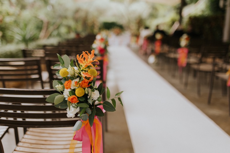 In questa foto un dettaglio di dell'allestimento della cerimonia all'aperto di nozze di Francesco e Simona, cioè un piccolo bouquet di foglie e fiori di coloren arancione e giallo 