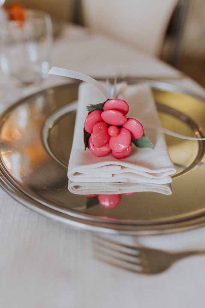 In questa foto un segnaposto realizzato da The Bride by Elisabetta Alexis con confetti di Sulmona colorati e raccolti a forma di margherita
